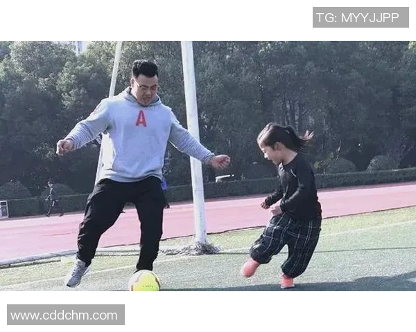 足球明星家人温馨进场瞬间视频展现亲情与支持的动人时刻